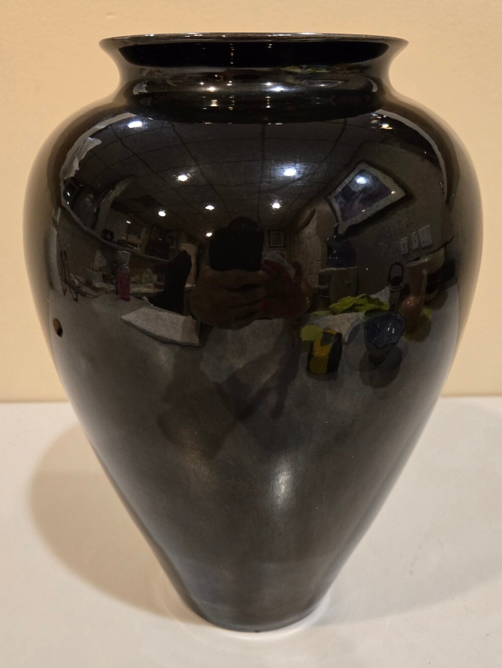 Elegant Black Gloss Ceramic Vase - Classic Home Accent